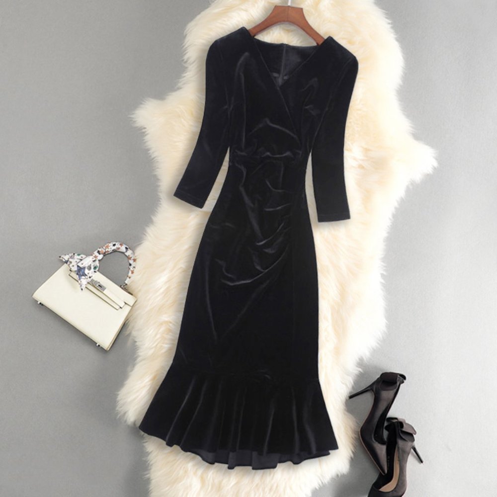 Velvet dress with buttocks
